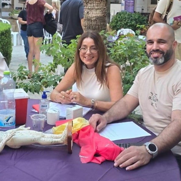 בתמונה: גב' ענת זידמן- מטפלת בדיקור סיני במכון ההמטואונקולוגי.       מר נזאר ח'לאילה- אח במח' כימוטרפיה מייעץ בתחום פעילות גופנית.